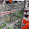 Leergekauft: Im Drogeriemarkt Müller in Markdorf sind die Regale für die Desinfektionsmittel leer. Auch in den anderen Supermärkten in ...
