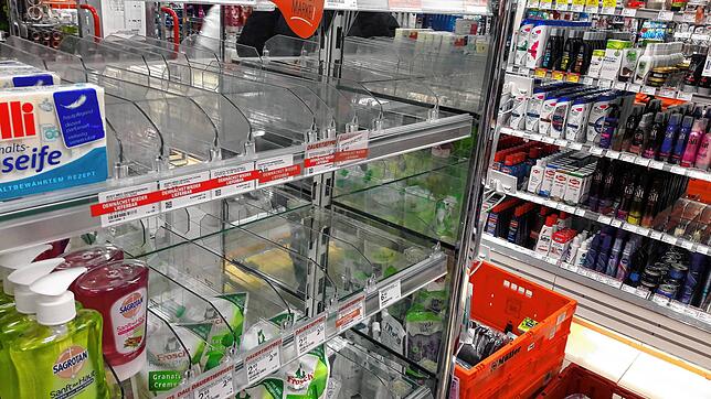 Leergekauft: Im Drogeriemarkt Müller in Markdorf sind die Regale für die Desinfektionsmittel leer. Auch in den anderen Supermärkten in ...