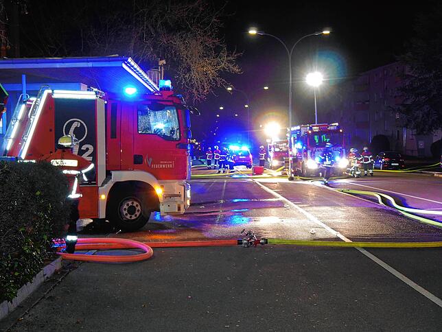 Mit einem Großaufgebot gingen die 117 Feuerwehrmänner gegen die Flammen vor.