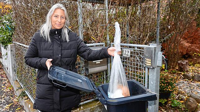 Claudia Sterk aus Petershausen entsorgt ihren Müll: Im kommenden Jahr wird die Abfuhr durch die Entsorgungsbetriebe teurer.