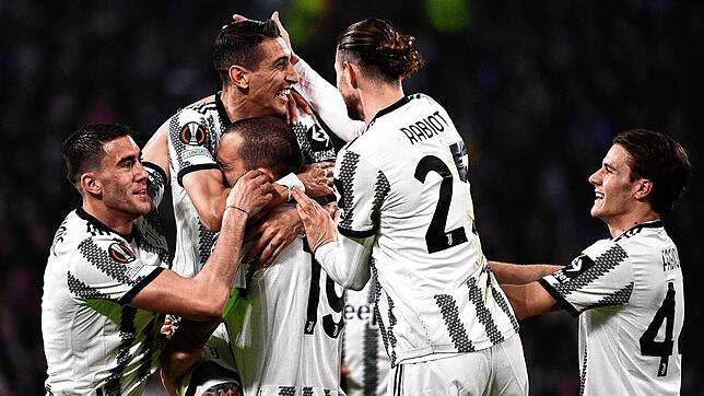 Turins Ángel Di Maria (2.v.l.) jubelt nach seinem Tor zum 1:0 mit den Teamgefährten.