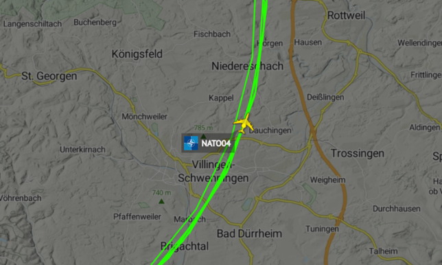Ein Ausschnitt zeigt, wie das Nato-Aufklärungsflugzeug mit der Kennung NATO04 am 11. Mai zwischen 13.30 Uhr und 15 Uhr mehrmals seinen ...