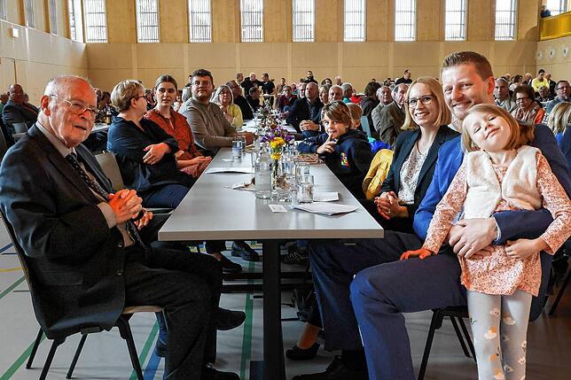 Ehrenbürger Helmut Haselberger (links) am Tisch von OB Simon Gröger mit Ehefrau Anita und seiner Tochter.