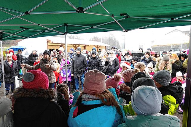 Bild 2: Groß und Klein trotzen beim Weihnachtsmarkt Rickenbach dem Schmuddelwetter