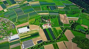 Die Flächen rund um den Erlenhof bei Wahlwies (Bildmitte) sollen zukünftig für Agri-Photovoltaik genutzt werden können.