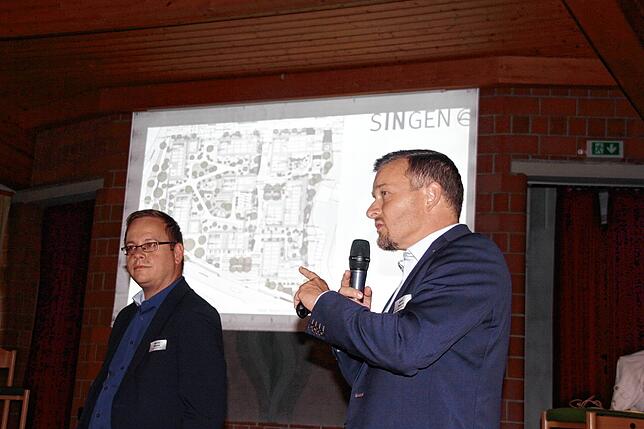 Über den aktuellen Stand der Planungen berichteten Stefan Duschl von EDEKA (rechts) und Markus Kliche vom Siedlungswerk.