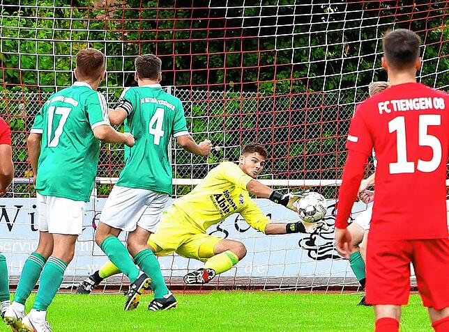 Zur Stelle: Wie hier im Herbst im Spiel beim FC Tiengen 08, war Torwart Yannik Boll von der SV Mettingen/Krenkingen auch beim SV ...