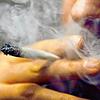 Ein Mann raucht einen Joint mit Marihuana. Am Grenzübergang in Waldshut zieht die Bundespolizei einen berauschten Autofahrer aus dem ...