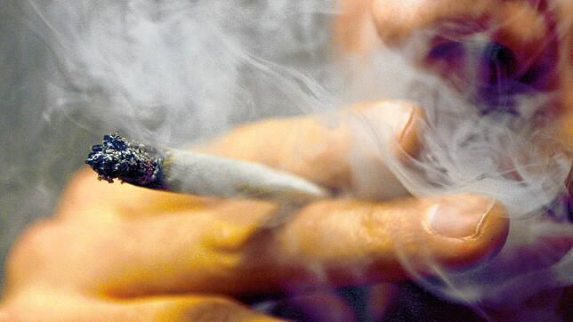 Ein Mann raucht einen Joint mit Marihuana. Am Grenzübergang in Waldshut zieht die Bundespolizei einen berauschten Autofahrer aus dem ...