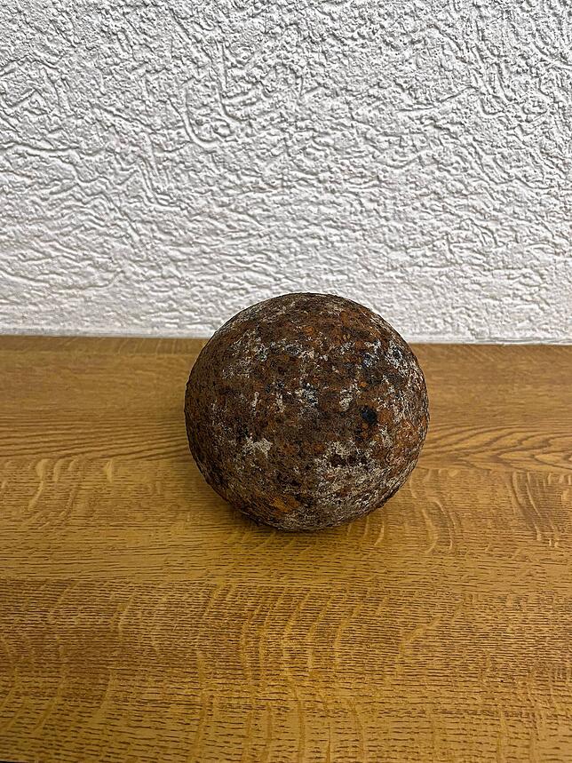 Dieses Bild fertigte die Polizei vom Fund an und schrieb dazu: „Diese mutmaßliche historische Kanonenkugel wurde in einem Garten in Bad ...