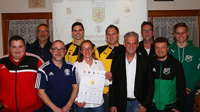 Erster Jugendförderverein im Fußballbezirk Hochrhein: Die Vorsitzenden und Jugendleiter von fünf Vereinen haben den JFV Region ...