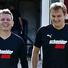 Weiter so: Co-Trainer Dirk Zipfel und Trainer Tobias Schneider (rechts) bleiben den Verbandsliga-Fußballerinnen des FC Hochrhein ...