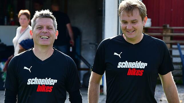 Weiter so: Co-Trainer Dirk Zipfel und Trainer Tobias Schneider (rechts) bleiben den Verbandsliga-Fußballerinnen des FC Hochrhein ...