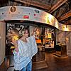 Museumsleiterin Christine Johner unter dem Zeitstrahl, der wichtige Ereignisse der 1920er Jahre parallel in Berlin und in Meersburg ...