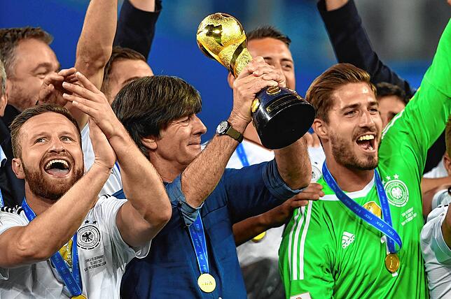 Unerwarteter Erfolg: Beim Confederations Cup in Russland 2017 holt er mit einer sehr jungen Elf wieder den Pokal.