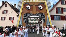 Die Narro-Zunft Waldshut reiste mit zwei Reisebussen nach Riedlingen im Landkreis Biberach.