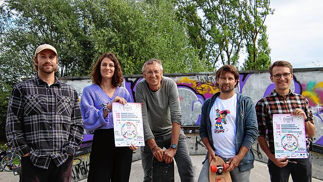 Freuen sich schon auf den Skatecup (von links): Vincent Schultheiss und Leonie Schmitt von der mobilen Jugendarbeit Singen, Rolf ...