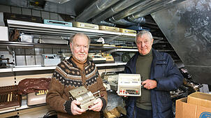 Wolfgang Scheinberger (links) und Karl-Heinz Otto vom Verein Compurama Radolfzell präsentieren zwei historische Rechenmaschinen, die ...
