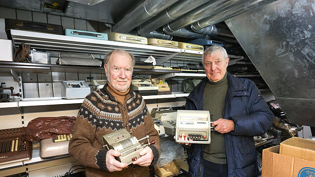 Wolfgang Scheinberger (links) und Karl-Heinz Otto vom Verein Compurama Radolfzell präsentieren zwei historische Rechenmaschinen, die ...