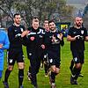 Nach dem 4:0-Sieg gegen Konstanz drehen die Gutmadinger Spieler ausgelassen eine Ehrenrunde (von links): Torhüter Christian Jaensch, ...