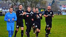 Nach dem 4:0-Sieg gegen Konstanz drehen die Gutmadinger Spieler ausgelassen eine Ehrenrunde (von links): Torhüter Christian Jaensch, ...