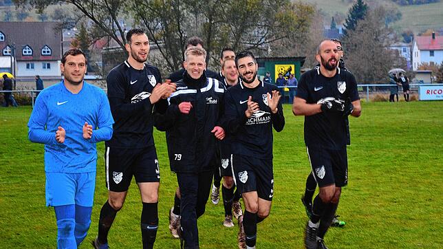 Nach dem 4:0-Sieg gegen Konstanz drehen die Gutmadinger Spieler ausgelassen eine Ehrenrunde (von links): Torhüter Christian Jaensch, ...