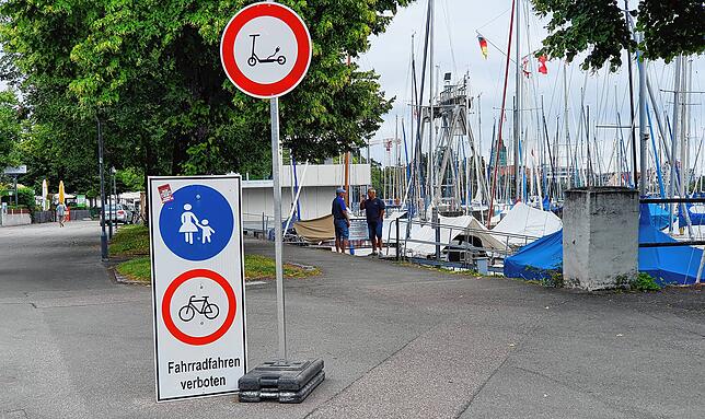 Nicht überall dürfen die E-Roller in Friedrichshafen fahren, wie hier am Häfler Bodenseeufer. Ähnliche Regelungen dürften auch in ...