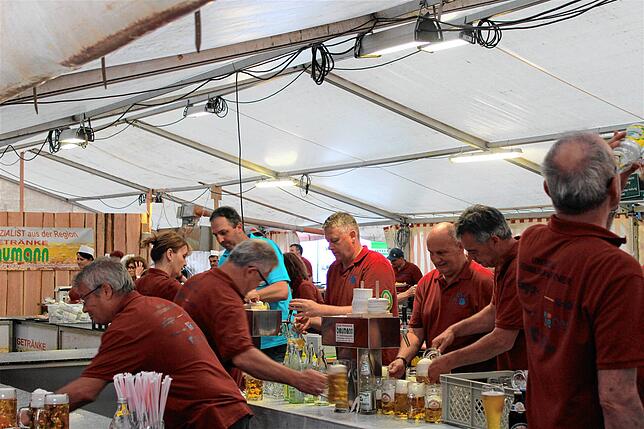 Der Durst im Festzelt ist groß, die Helfer haben alle Hände voll zu tun. Hier schaffen alle Vereine und deren Freunde gemeinsam.