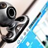 (Symbolbild) Eine Webcam auf einem Computerbildschirm: Im Internet drohte ein Gamer mit Mord, als die Polizei daraufhin seine Wohnung im ...