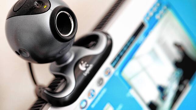 (Symbolbild) Eine Webcam auf einem Computerbildschirm: Im Internet drohte ein Gamer mit Mord, als die Polizei daraufhin seine Wohnung im ...
