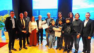 Die ehemaligen Schüler der Singener Schillerschule (im Vordergrund), Leondra, Saharsh und Alejandro freuen sich zusammen über den ...