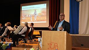 Das Impulsreferat zum Thema „Mehr Zukunftseuphorie wagen“ hält Professor Stefan Selke. Bilder: Jutta Freudig