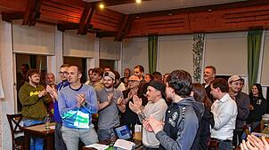 Die Mitglieder spenden dem scheidenden Vorsitzenden des FC Unterkirnach, Martin Kuberczyk, stehend Beifall für sein jahrelanges ...