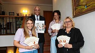 Miriam Volk (von links), Königsfelds Bürgermeister Fritz Link, Lucia Augstein und Nadja Riede präsentieren das Programm für den ...