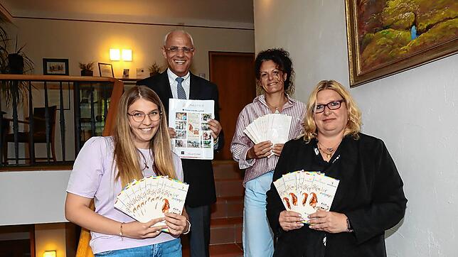 Miriam Volk (von links), Königsfelds Bürgermeister Fritz Link, Lucia Augstein und Nadja Riede präsentieren das Programm für den ...