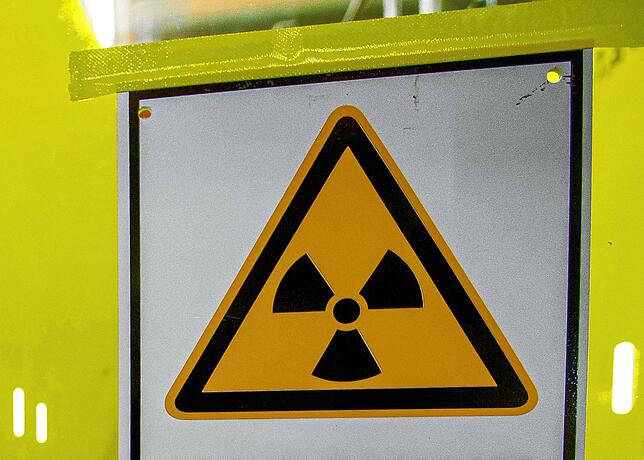 Radon, das im Boden natürlich vorkommt, ist ein radioaktives Gas. Vorsicht ist geboten. Vor allem betroffen sind Untergründe mit Granit ...