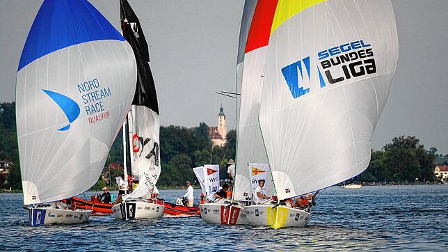 Hier liegt der Bodensee Yacht-Club Überlingen (gelbes Boot) noch in Führung. Am Ende wurde das Team 16. Der Württembergische Yacht-Club ...