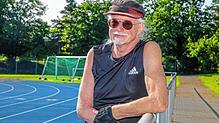 Oswald Ammon, Behindertenbeauftragter des Landkreises Konstanz, im Singener Münchriedstadion.