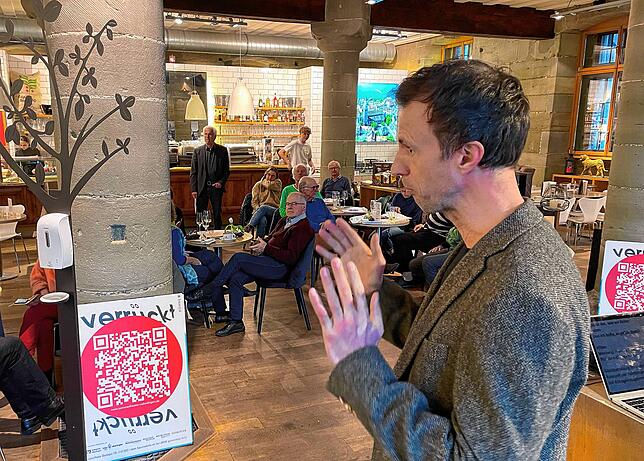 Veranstalter Simeon Blaesi stellte das Programm und den neuen QR-Code vor, mit dem alle Details schnell zu finden sind.