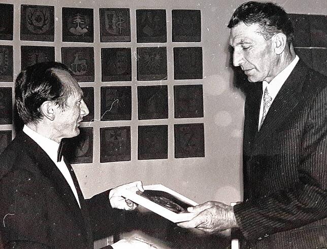 Der Stockacher Bürgermeister Franz Ziwey (links) überreicht Bürgermeister Maier von Raithaslach bei der Eingliederung der Gemeinde einen ...