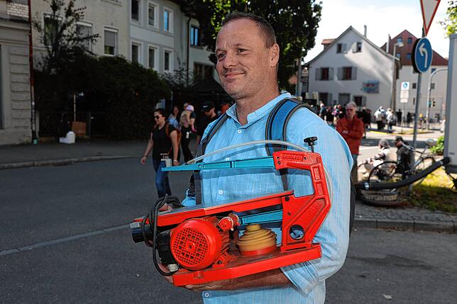 Bild 12: Konstanz: Auf zum Deutsch-Schweizer Flohmarkt! Diese Besucher und Verkäufer sind dabei