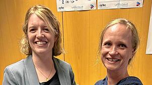 Vorsitzende Jasmin Stoll (links) mit der neuen Kassiererin Eva Sydlik. Bild: Jörg Oehler