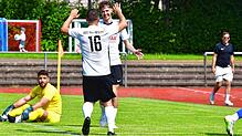 Siebenfacher Torjubel: Hier beglückwünscht Marco Hanser (hinten) seinen erst- und letztmals in dieser Saison erfolgreichen und vor dem ...