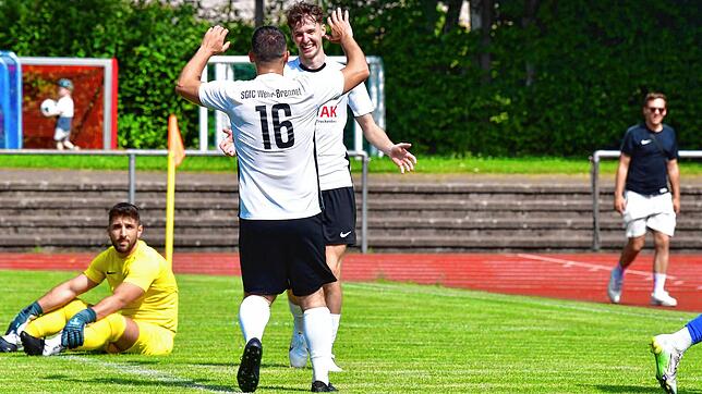Siebenfacher Torjubel: Hier beglückwünscht Marco Hanser (hinten) seinen erst- und letztmals in dieser Saison erfolgreichen und vor dem ...