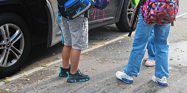 Nur kurz halten, Schulranzen schnappen und rausspringen: Ob die Kinder zur Fahrbahn oder zum Gehweg aussteigen, zählt mit in den ...
