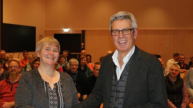 Für 25-maliges Blutspenden wurde Christina Rademacher geehrt. Rechts Ortsvorsteher Winfried Klötzer.