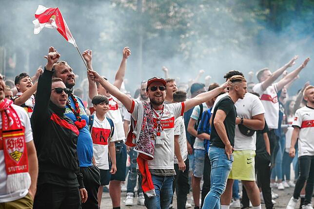 Diese VfB-Fans feiern die Rückkehr ihrer Mannschaft ins deutsche Oberhaus. Doch werden sich die Stuttgarter dort auch halten können?