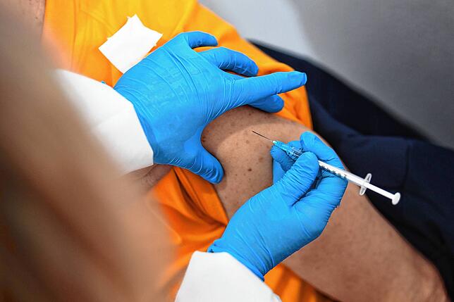 Ein Senior in Friedrichshafen wird mit dem Pfizer-BioNTech-COVID-19-Impfstoff geimpft. Impftermine mit den anderen Impfstoffen finden ...
