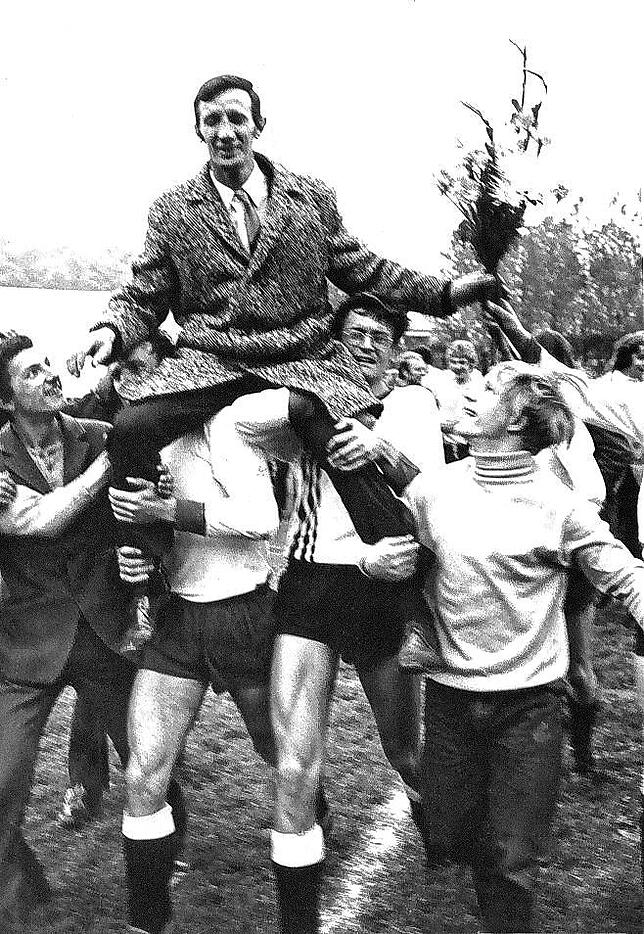 Triumph: Auf den Schultern der Spieler (rechts ist Siegfried Schwab zu erkennen) wurde Trainer Martin Reisle nach dem 6:2-Sieg in ...
