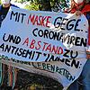 Während des Querdenker-Demonstrationswochenendes im Oktober 2020 in Konstanz halten bei einer Gegenveranstaltung zwei Demonstranten ein ...